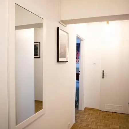 Oomph Center Well Designed With Balcony * Varsovia