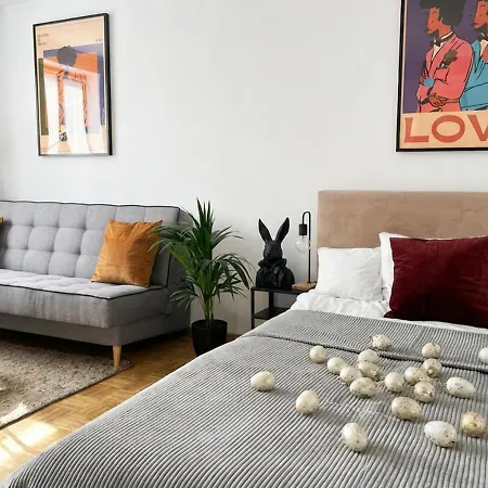 Apartment Oomph Center Well Designed With Balcony *