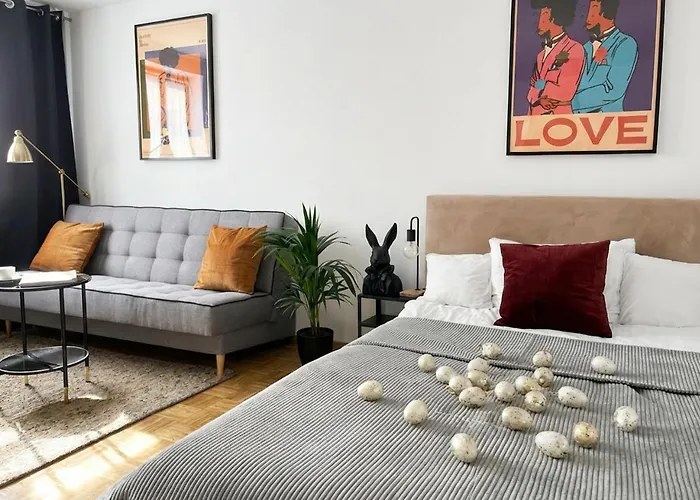 Apartment Oomph Center Well Designed With Balcony *