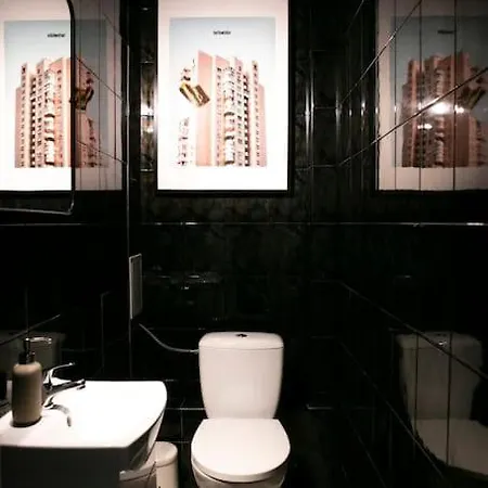 Oomph Center Well Designed With Balcony Апартаменты *