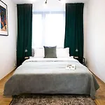 Oomph Center Well Designed With Balcony شقة