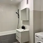 Oomph Center Well Designed With Balcony وارسو