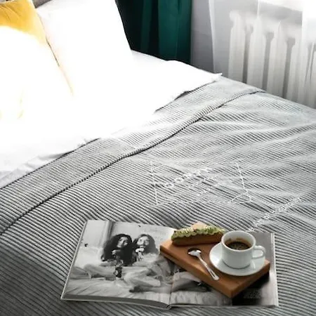 Oomph Center Well Designed With Balcony 华沙