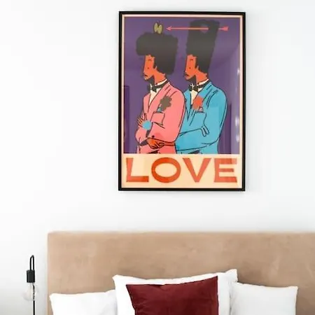 Oomph Center Well Designed With Balcony ワルシャワ