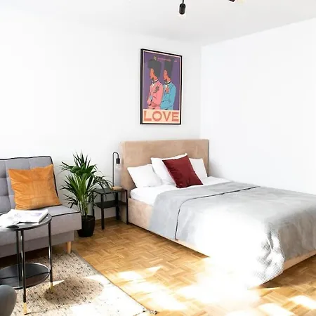Oomph Center Well Designed With Balcony Warszawa